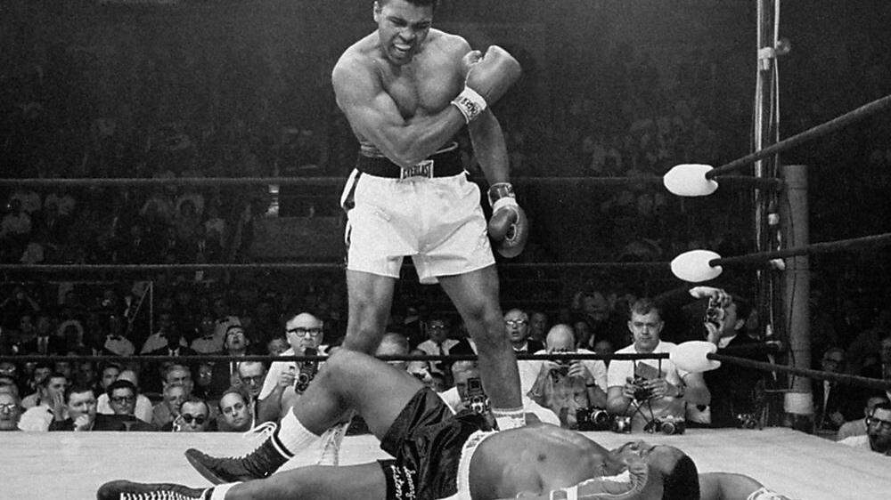Muhammad Ali (mit Sonny Liston am Boden)