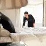 Ein Zimmermädchen beim Bettenmachen in einem Hotelzimmer | Luft nach oben: Anzahl und Qualität der Betten in Kärnten