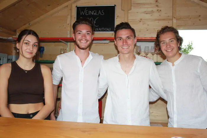Julian Waibel vom Wirtschaftsverein Zukunft Völkermarkt (2. von rechts) gab mit seinem Team die Gläser aus