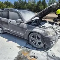 Das Auto begann noch während der Fahrt zu brennen