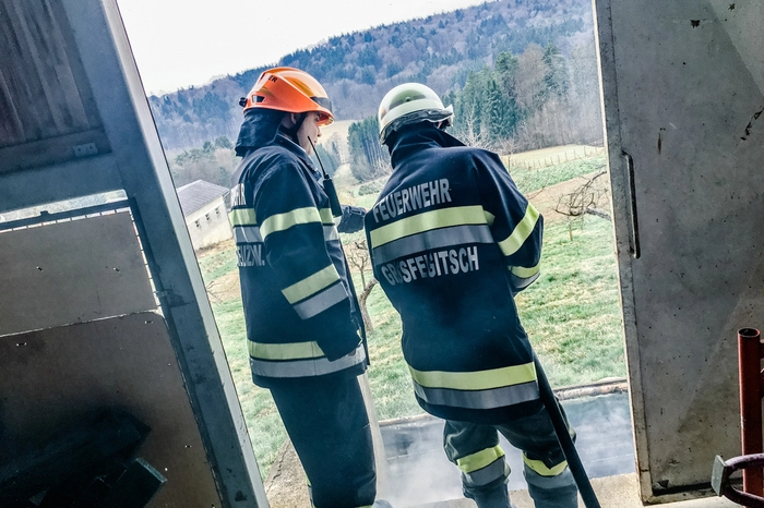 Eine Grube, in der Grünschnitt und trockene Äste gelagert waren, hatte Feuer gefangen.