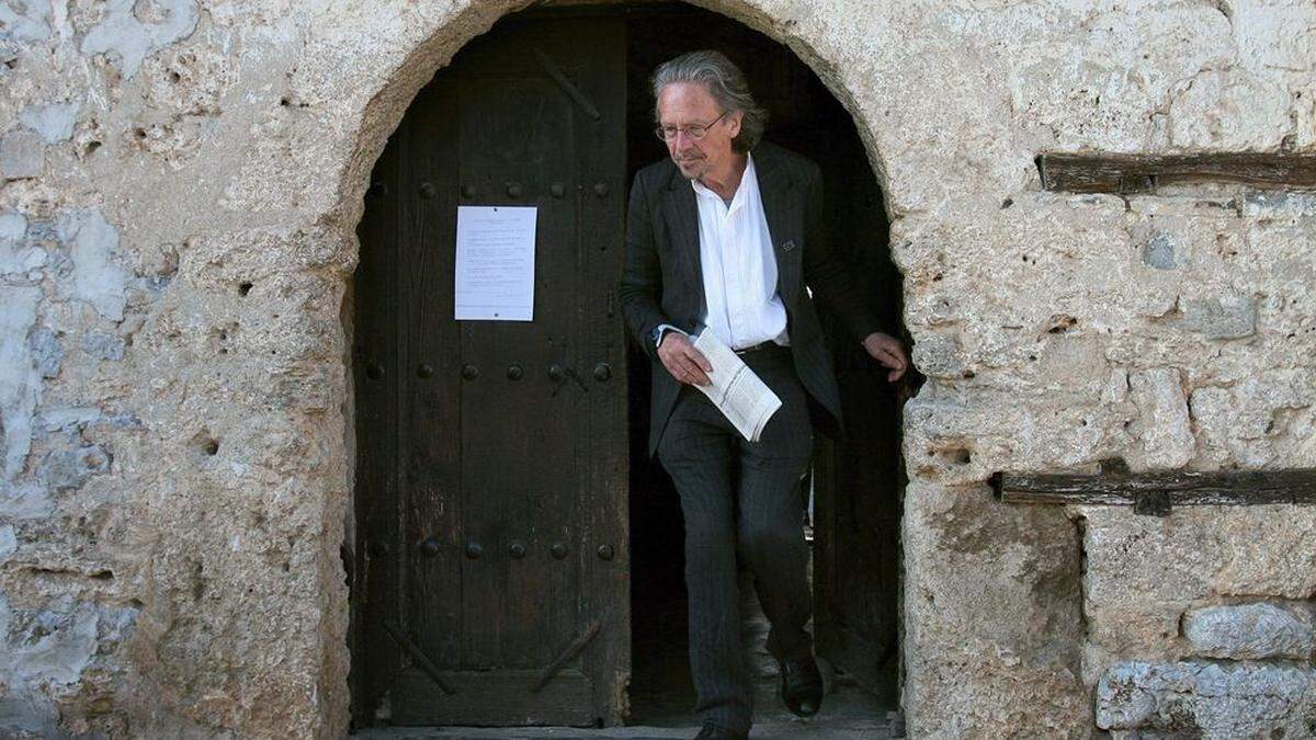 Peter Handke im kosovarischen Dorf Velika Hoca 2008.