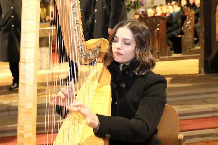 Und mit ihrer Harfe lockerte Isabelle Hassler das Programm auf. 