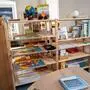 Nach Montessori-Grundsätzen werden spezielle Lernmaterialien verwendet