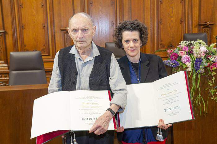 Bei der Verleihung des Ehrenring: Günter Brus mit Olga Neuwirth, die ebenfalls geehrt wurde
