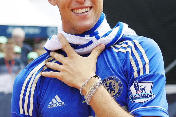 Thiem ist ja selbst großer Fußball-Fan und streifte in der Folge auch noch ein Trikot seines Lieblingsvereins FC Chelsea über, was Arnautovic und seine Teamkollegen natürlich nicht so gern sahen.