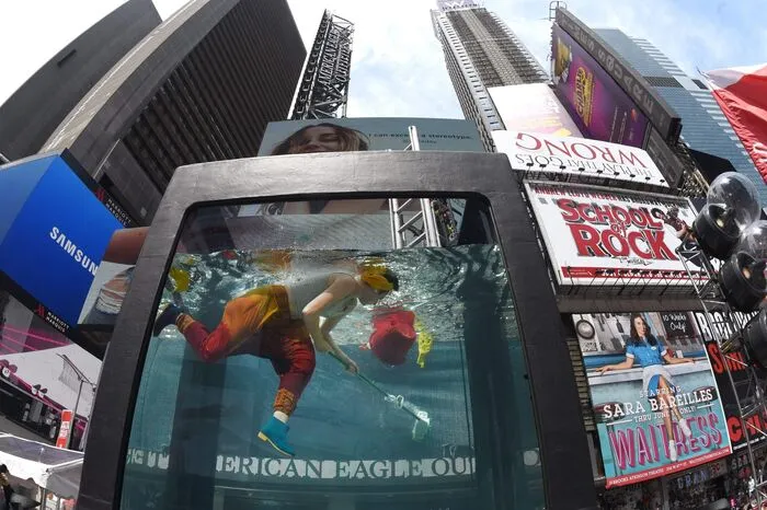 Mit einer Aktion am Times Square in New York macht eine Gruppe von Künstlern auf Gefahren durch steigende Meeresspiegel, Überflutungen und schmelzende Gletscher aufmerksam.