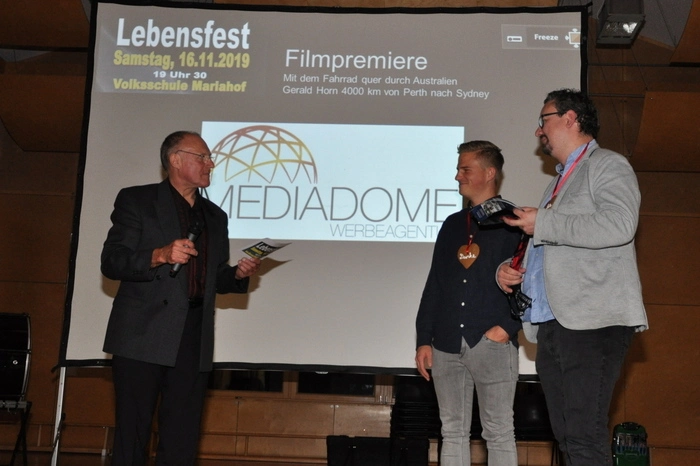 Gezeigt wurde auch ein Film über seine Radfahrt durch Australien, bei der er Spenden sammelte. Beim Fest übergab er 5000 Euro an die Lebenshilfe Murau.