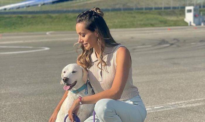 Bodhi begleitet Andrea Schlager auch zu Fotoshootings, hier am Red Bull Ring