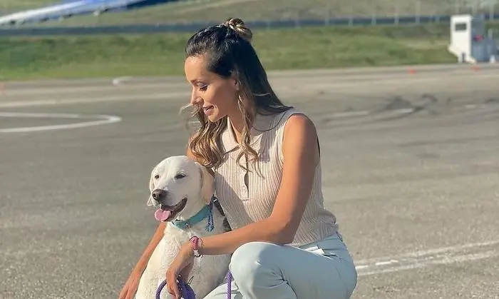 Bodhi begleitet Andrea Schlager auch zu Fotoshootings, hier am Red Bull Ring