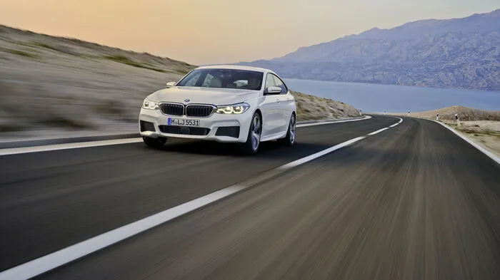 Der 6er Gran Turismo soll den Reisekomfort einer Oberklasse-Limousine mit der Ästhetik eines Coupés vereinen. Zum Verkaufsstart stehen drei Motoren zur Auswahl. Von Beginn an ist für zwei Modellvarianten auch Allradantrieb erhältlich.