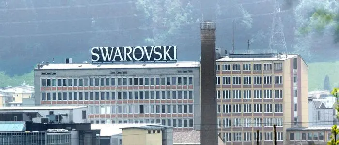 Der Tiroler Kristallkonzern Swarovski streicht am Standort in Wattens abermals Stellen – ab Anfang 2026 sollen rund 400 Arbeitsplätze wegfallen