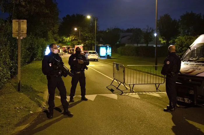 Nach der Tat am späten Nachmittag nahe einer Schule in Conflans-Sainte-Honorine wurde die Anti-Terror-Staatsanwaltschaft eingeschaltet.