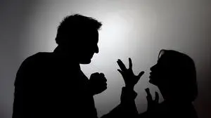 Mann schlägt Frau, Silhouette - man beats a woman, sujet gewalt gegen frauen