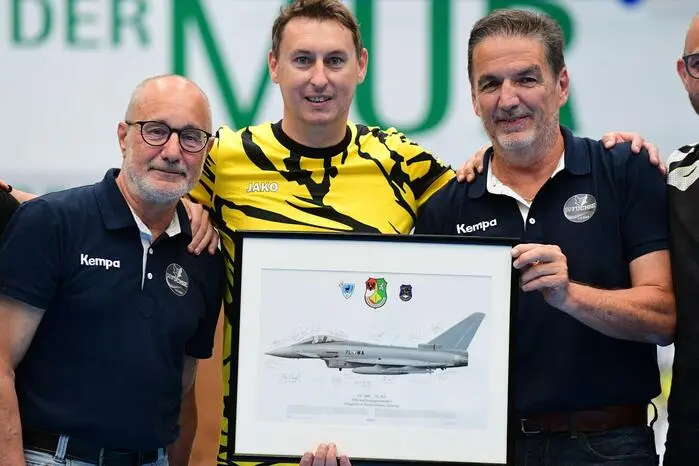 „Das Wichtigste war die Begeisterung und dass alle mit vollem Einsatz dabei waren. Auch im Publikum und bei der Füchse-Kampfmannschaft war die Stimmung perfekt“, so Major Geri Gradauer (Mitte), der dieses Freundschaftsspiel auch eingefädelt hat