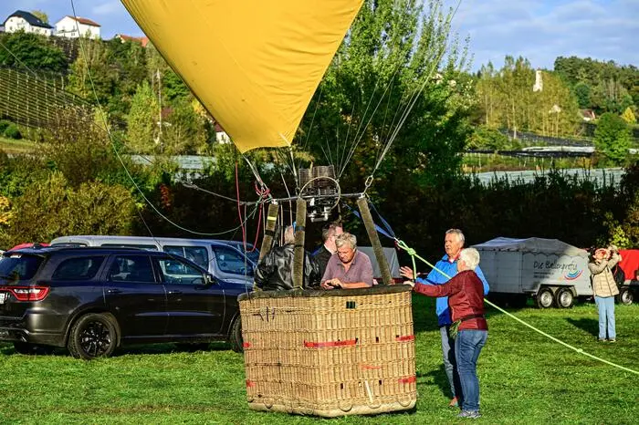 Am Startplatz werden die Ballone fertig fürs Abheben gemacht.