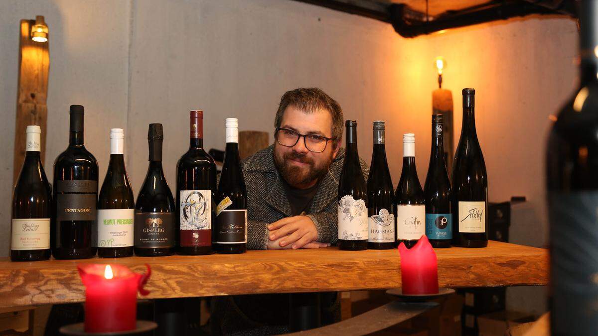 Rund 100 Weine von 13 kleinen Weingütern führt Walter Türk in seiner Vinothek in Pörtschach.