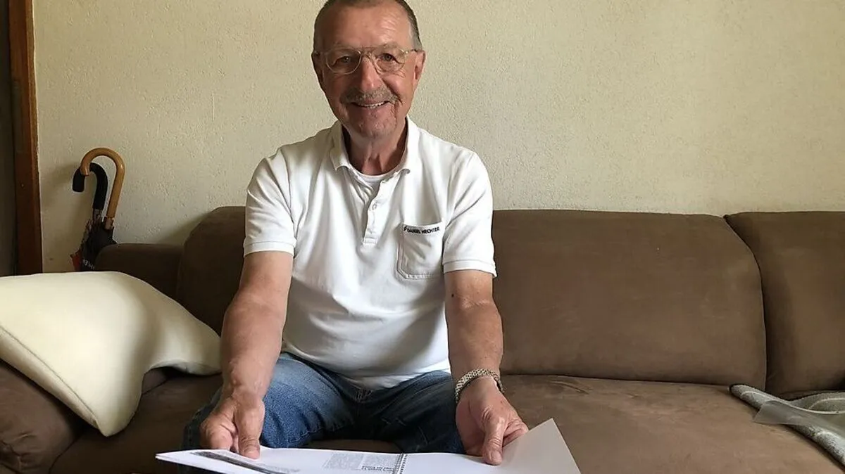 Peter Fritz mit den Akten über seinen Unfall vor 30 Jahren