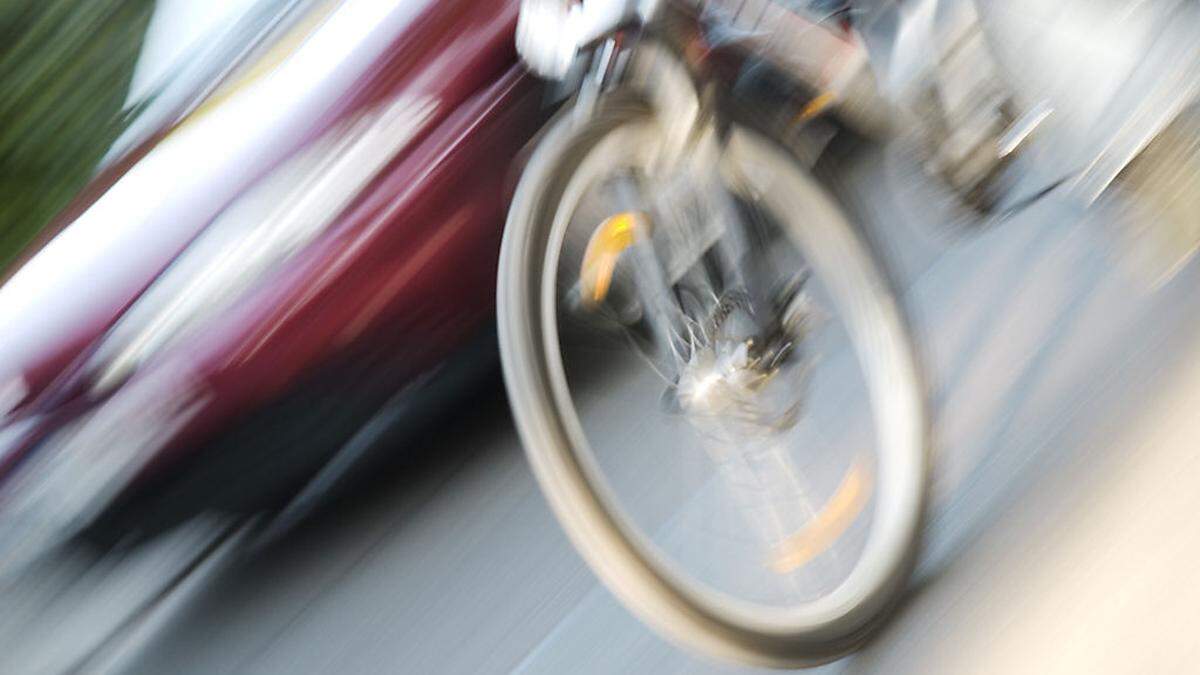 Der Mann kam mit seinem Fahrrad auf einer stark abschüssigen Straße zu Sturz (Symbolfoto)