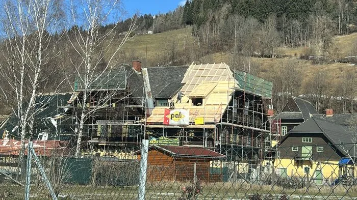 Die ehemalige Alte Schmiede auf dem Real des Kulturzentrums Fohlenhof in Kalwang wird gerade denkmalgerecht kernsaniert.