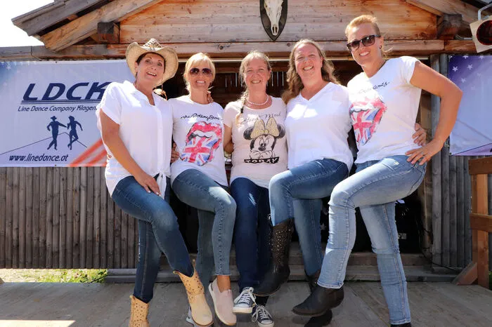 Am Foto "Line Dance Gruppe Feldkirchen" mit Zita Cabonari (am Foto Links).