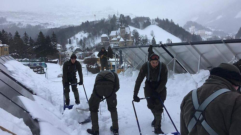 Das Bundesheer ist mit 106 Soldaten in Eisenerz beim Dächerabschaufeln