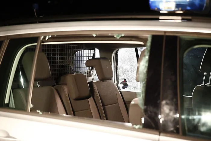Auch die drei Beamten der Polizeiinspektion Gnas blieben unverletzt. Beim Eintreffer der Einsatzkräfte hatte der Verdächtige auf den Dienstwagen geschossen.