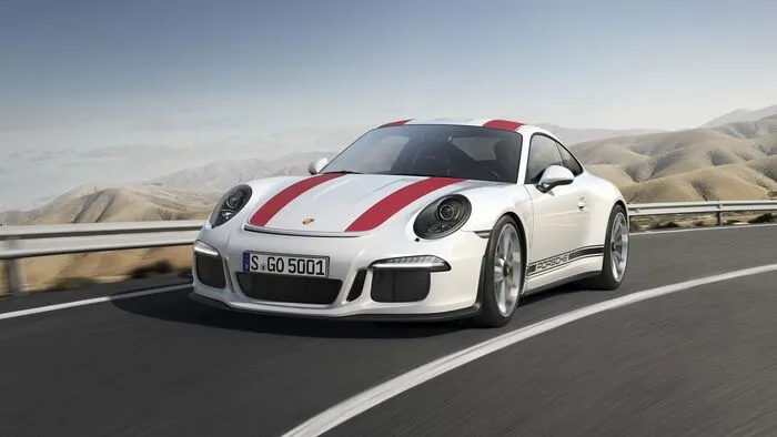 Mit Sonderserien hat man bei Porsche prachtvolle Erfahrungen gemacht – die Autos werden ihnen aus den Händen gerissen. Die strenge Limitierung auf 991 Stück und der Beginn der Turbo-Ära beim 911er soll für hektische Interventionen bei den Händlern gesorgt haben. Der Grund: Der 911 R ist der letzte seiner Art.