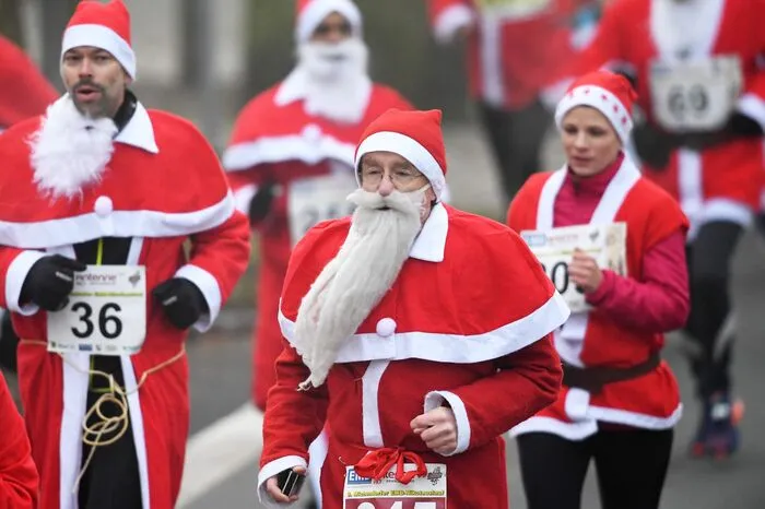 Von Michendorf (Deutschland) über Liverpool, Athen und Las Vegas bis in die Schweizer Berge: Mittlerweile ist es Tradition geworden, dass Hunderte als "Santa Claus" verkleidete Menschen durch die Straßen laufen.