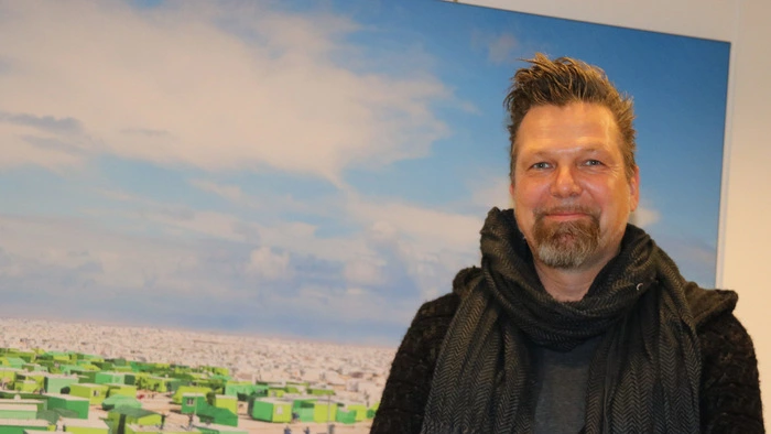 Lukas Maximilian Hüller stellt seine Fotoinszenierungen zum Thema Kinderspiele und Kinderrechte aus.