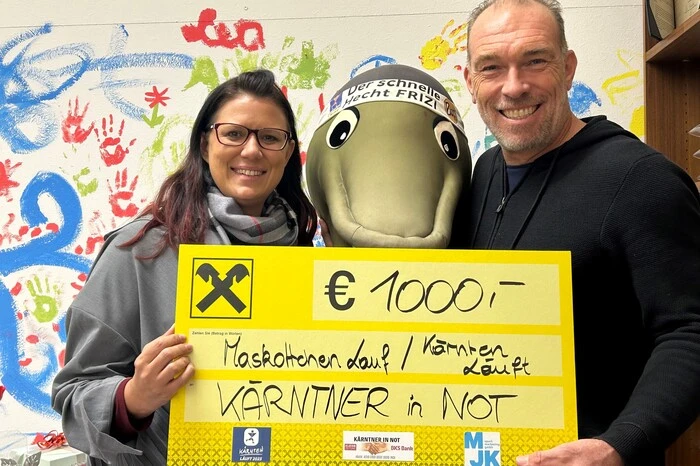 Landesjugendrätin Sara Schaar, Frizi der schnelle Hecht und „Mister Kärnten Läuft“ Michael Kummerer konnten 1000 Euro vom Maskottchenlauf im Zuge von „Kärnten Läuft“ an die Kleine-Zeitung-Aktion „Kärntner in Not übergeben. 