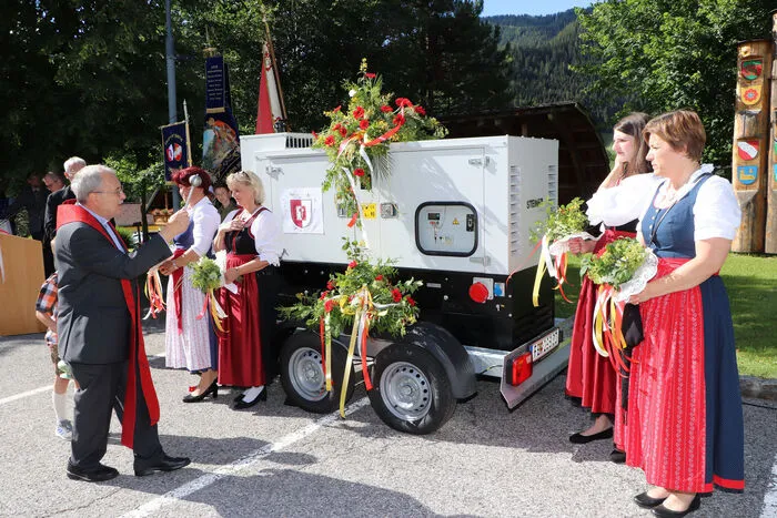 Pfarrer Josef Ulbing nahm die  Segnung des neuen Notstromaggregates vor.