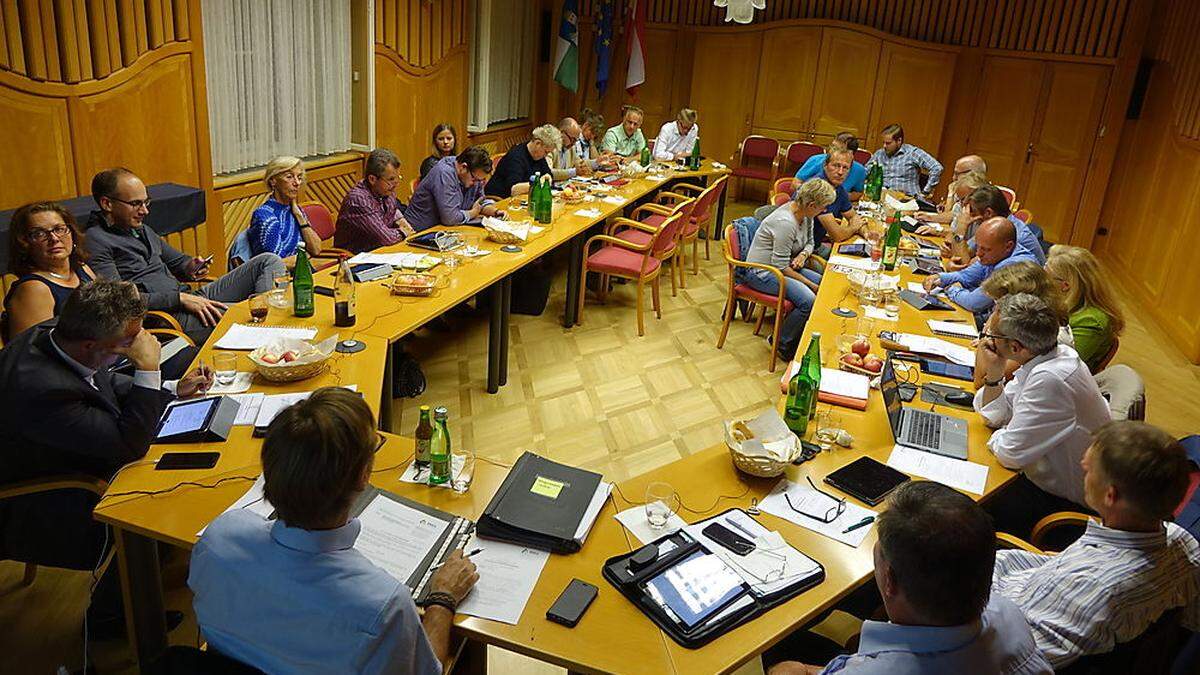 Dicht gedrängt sitzen die Abgeordneten derzeit noch im Weizer Stadtsaal. Demnächst wird es neue Tische und Sessel geben