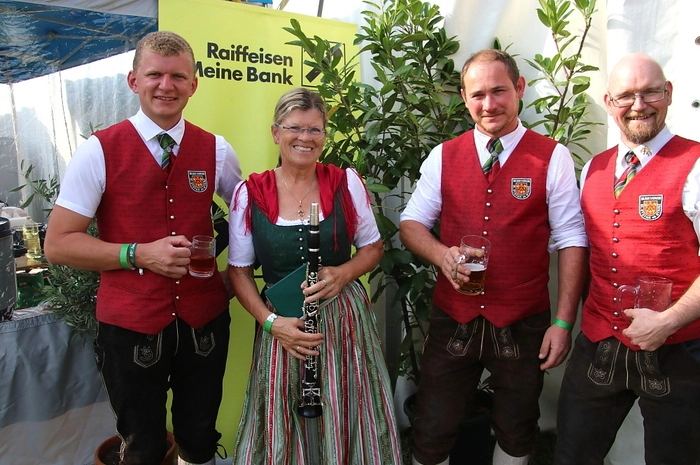 Abordnungen von 14 Blasmusikkapellen mit 120 Aktiven waren in loser Formation am Festplatz angetreten und intonierten 4 Märsche. Dabei waren auch von außerhalb des Bezirkes die Musikkapellen aus Lieboch, Krumegg, St. Stefan ob Stainz und Vasoldsberg.  