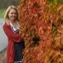 Sujet, Feature, Wetter, Herbst, Frau, Blätter, Herbstwetter, Laub, Dirndl, Indian Summer, bunt, Auersbach aufgenommen am 29.10.2020