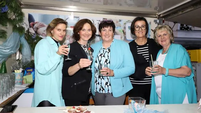 Neu beim Stadtfest war heuer die Sekt- und Cocktailbar der ÖVP Frauen Kärnten – Team Feldkirchen mit coolen Cocktails und spritziger Atmosphäre! 

Am Foto von Links: GR. Livia Ebenwallner, GR. Melanie Schnitzer, Stadträtin Andrea Pecile, GR. Monika Mitter und Vize-Bgm. Brigitte Ritzinger.

