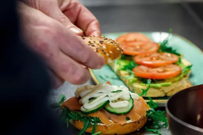Als Unterlage beim Bagel passt klassisch Frischkäse und alles, was man gerne hat. Lachs mit Rucola oder Hummus etwa. 