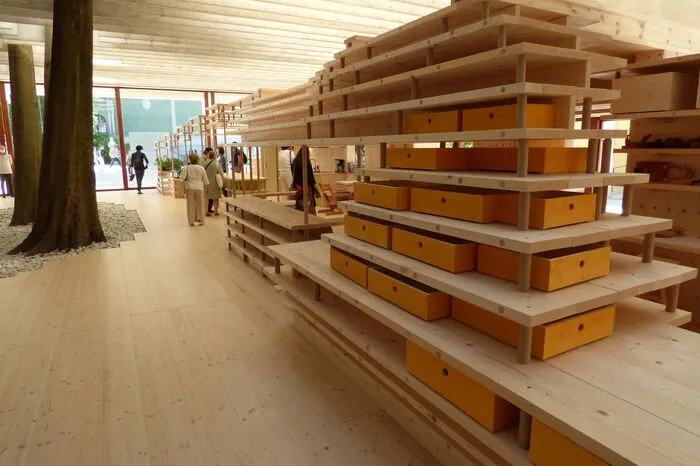 Ikeahafte Regallandschaften im Pavillon der Skandinavier