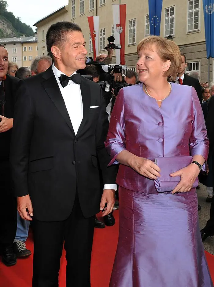 Bundeskanzlerin Angela Merkel (CDU) und ihr Ehemann Joachim Sauer kommen am Freitag (29.07.11) in Salzburg bei den Salzburger Festspielen 2011 zu der Auffuehrung der Oper 'Frau ohne Schatten' von Richard Strauss (1864 -1949). Die Oper wurde am Freitag unter der musikalischen Leitung von Christian Thielemann und unter der Regie von Christof Loy aufgefuehrt. Foto: Kerstin Joensson/dapd