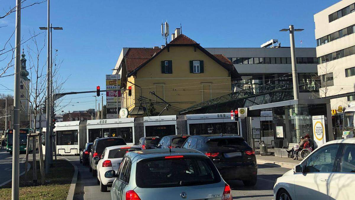 Eine Straßenbahn blockierte den Straßenverkehr