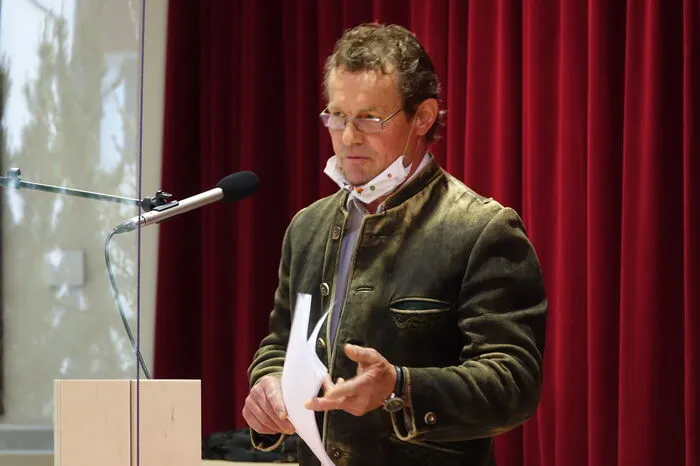 Heinz Stiegler von der Bürgerliste mit seiner Anfrage zu dem Hauser Hüttendorf