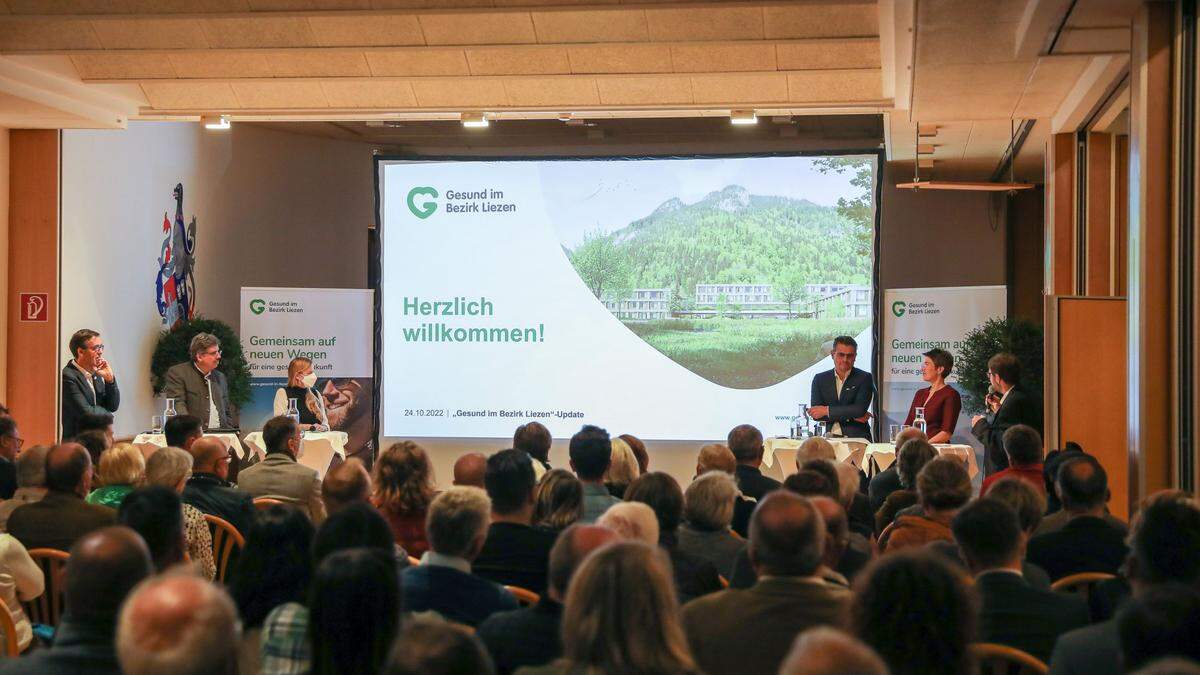 Robert Schütz (GF Klinik Diakonissen Schladming), Ernst Fartek (Vorstand Kages), Gesundheitslandesrätin Juliane Bogner-Strauß, Thomas Jedinger (Architekten Maurer&Partner ZT GmbH), Barbara Hohensinn (Franz und Sue ZT GmbH) und Moderator Werner Ranacher