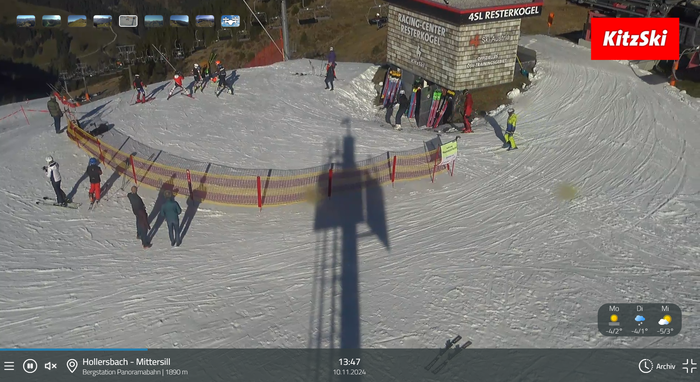 Auf Depotschnee genießen die ersten Skibegeisterten den frühen Start des „Skiwinters“ am Resterkogel in Tirol