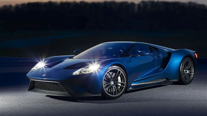 Derzeit stapeln sich im amerikanischen Dearborn die Bestellungen für den neuen Ford GT. Woher wir das wissen? Ganz einfach: Immer, wenn eine limitierte Preziose wie diese angekündigt wird, balgen sich Reich und Reicher darum, ein Exemplar in der eigenen Garage zu parken.