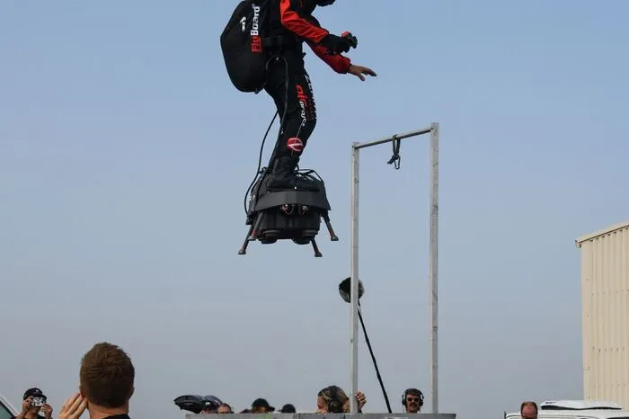 Möglich machen soll dies seine Erfindung Flyboard Air - eine düsengetriebene Plattform, auf der Zapata Richtung Großbritannien fliegen will.
