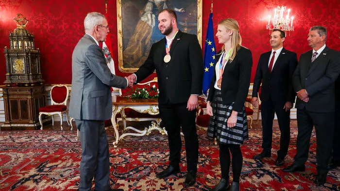 "Die WM-Bilanz des Leichtathletik-Verbandes bei einer WM gleich zu verdoppeln, das kann sich wirklich sehen lassen", sagte Van der Bellen mit Blick auf die zwei Bronze-Medaillen durch Siebenkämpferin Verena Preiner und Diskuswerfer Lukas Weißhaidinger.
