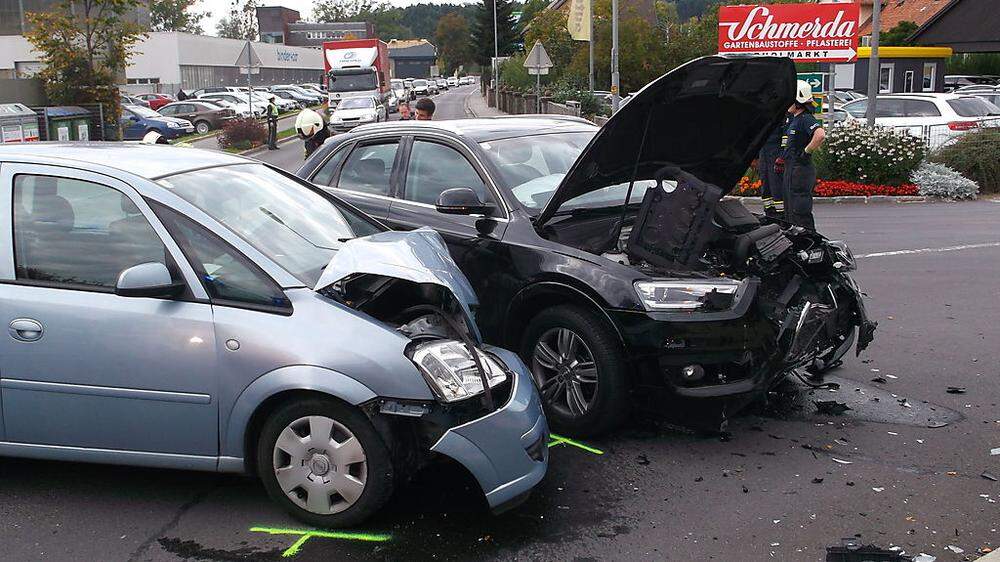 Die stark beschädigten Fahrzeuge nach dem Unfall 