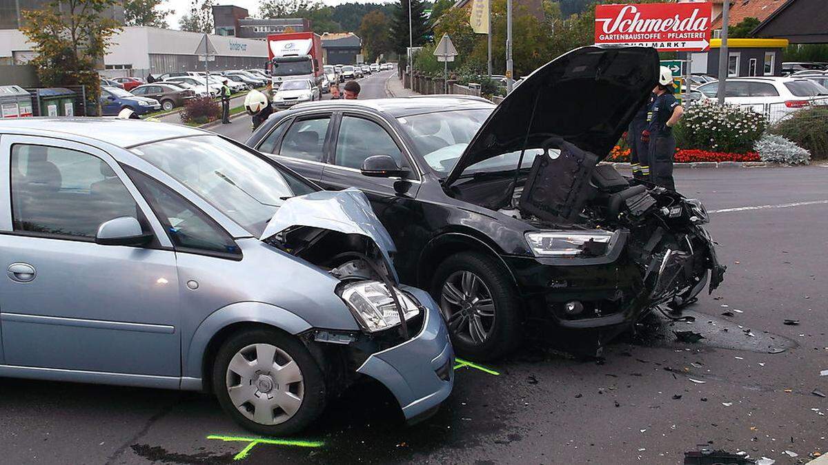 Die stark beschädigten Fahrzeuge nach dem Unfall 