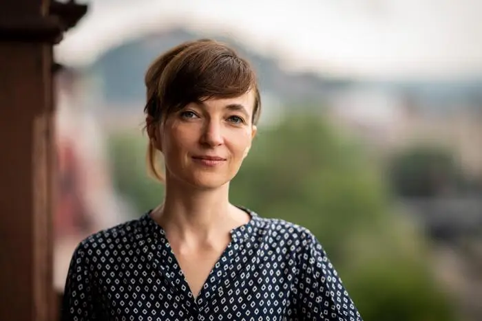 Johanna Moder führt Regie beim Filmdreh zu „Blinde Kuh“
