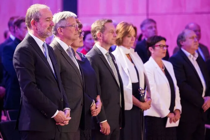Die Ehrengäste bei der Bundeshymne, die traditionell zu Beginn des CS-Festaktes erklingt: Kulturminister Thomas Drozda, Landeshauptmann Peter Kaiser, Landeskulturreferent Christian Benger und (rechts) Landesrat Rolf Holub